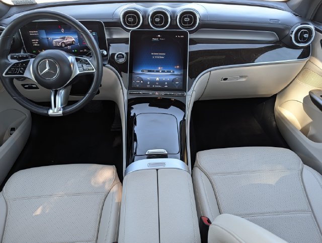 Used 2025 Mercedes-Benz GLC 300 4MATIC image 11