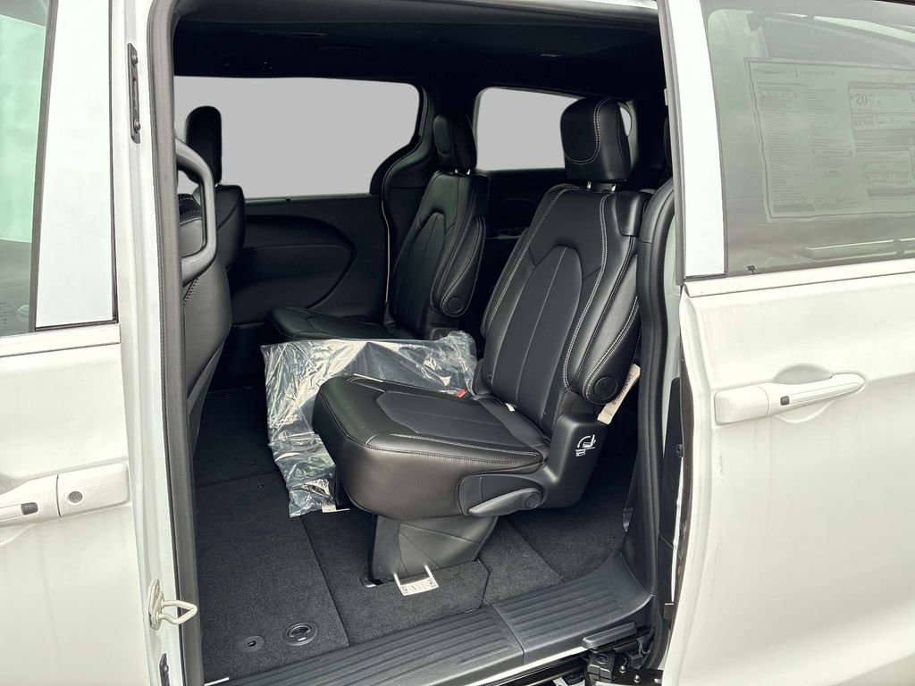 New 2026 Chrysler Pacifica Select AWD/4WD image 6