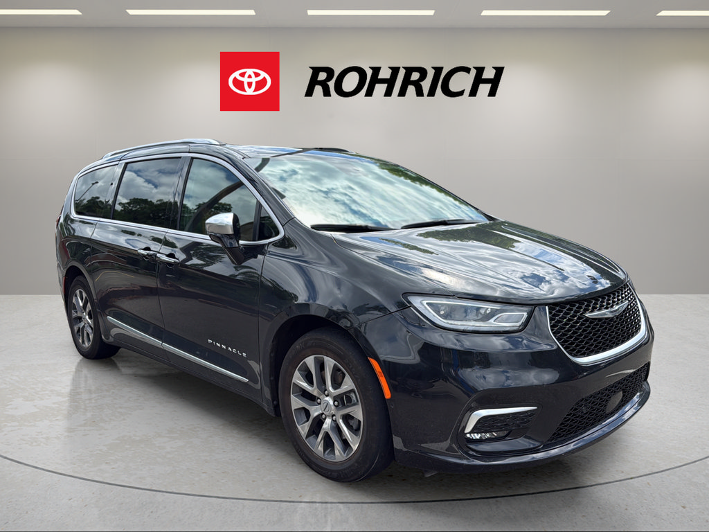 Used 2023 Chrysler Pacifica Pinnacle FWD image 4