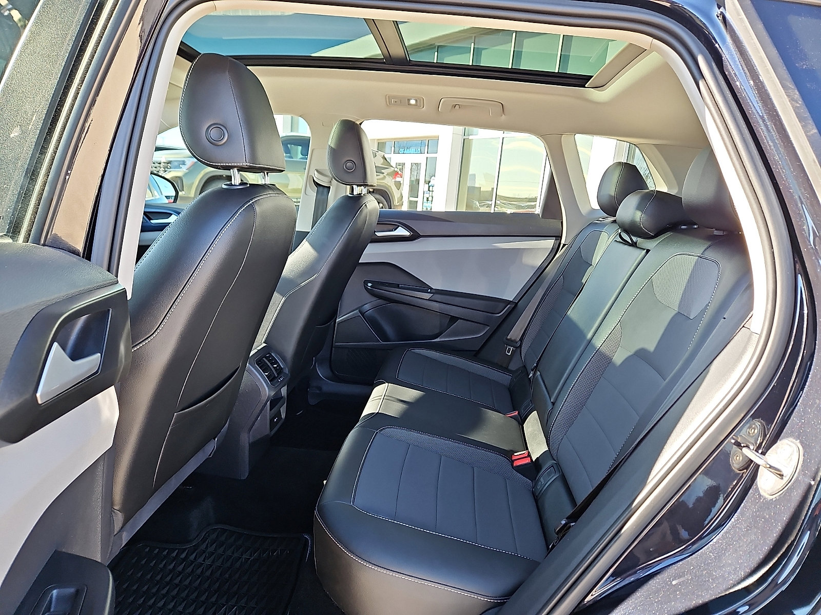 Certified 2022 Volkswagen Taos SE w/ Panoramic Sunroof Package image 8