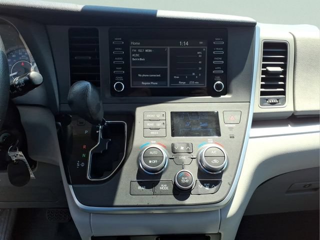 Used 2020 Toyota Sienna L FWD image 18
