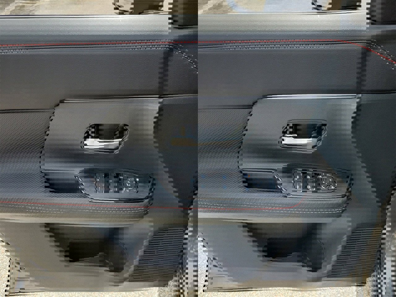 Used 2025 Nissan Kicks SR image 13