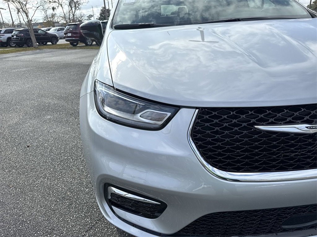 New 2026 Chrysler Pacifica Select image 9