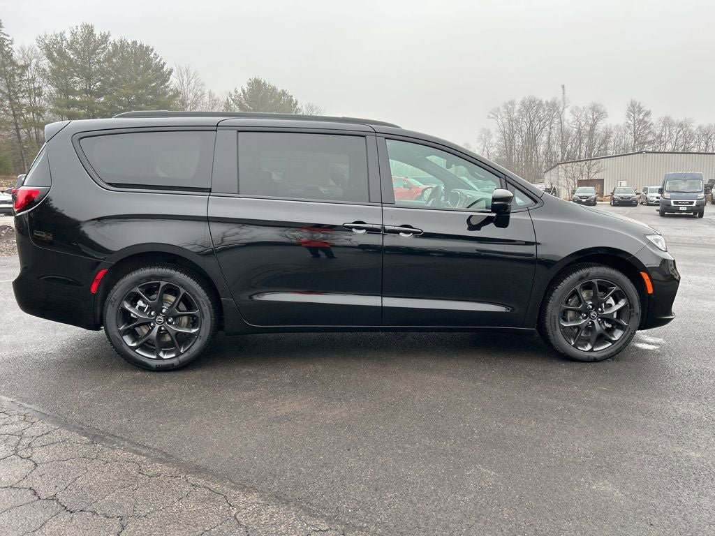 New 2026 Chrysler Pacifica Select AWD/4WD image 6