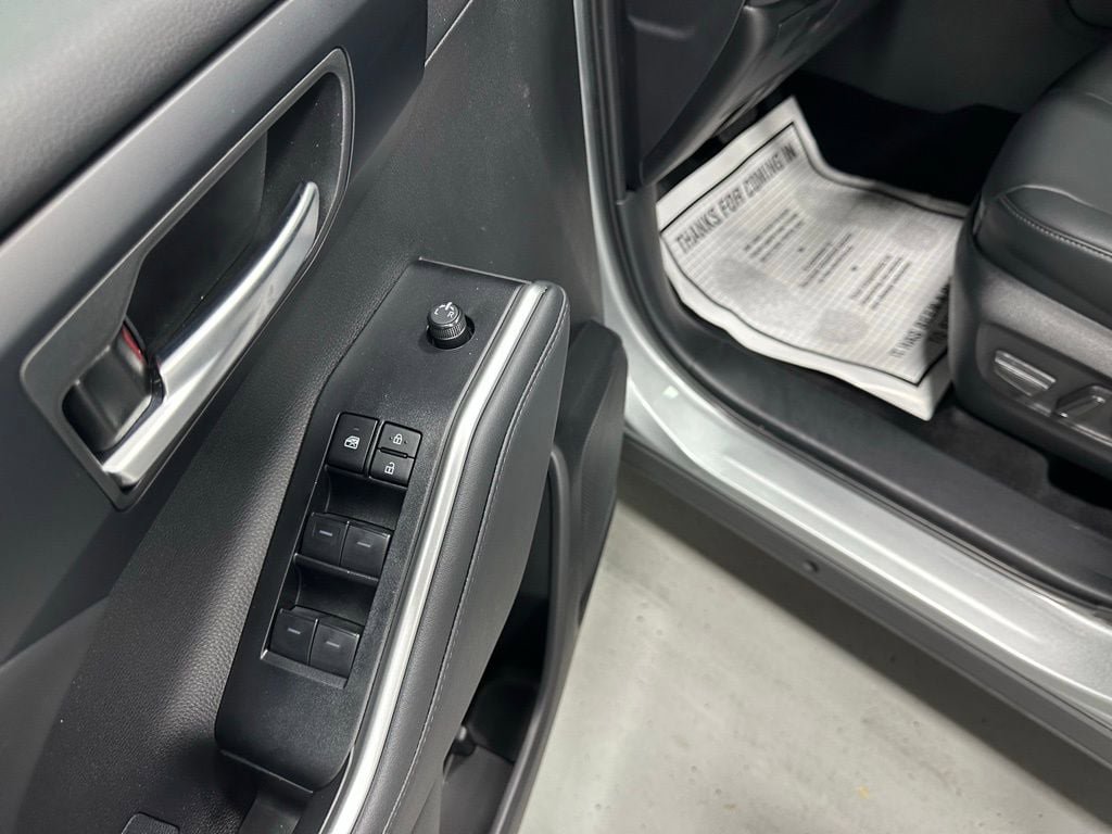 Used 2025 Toyota Highlander XSE AWD/4WD image 9