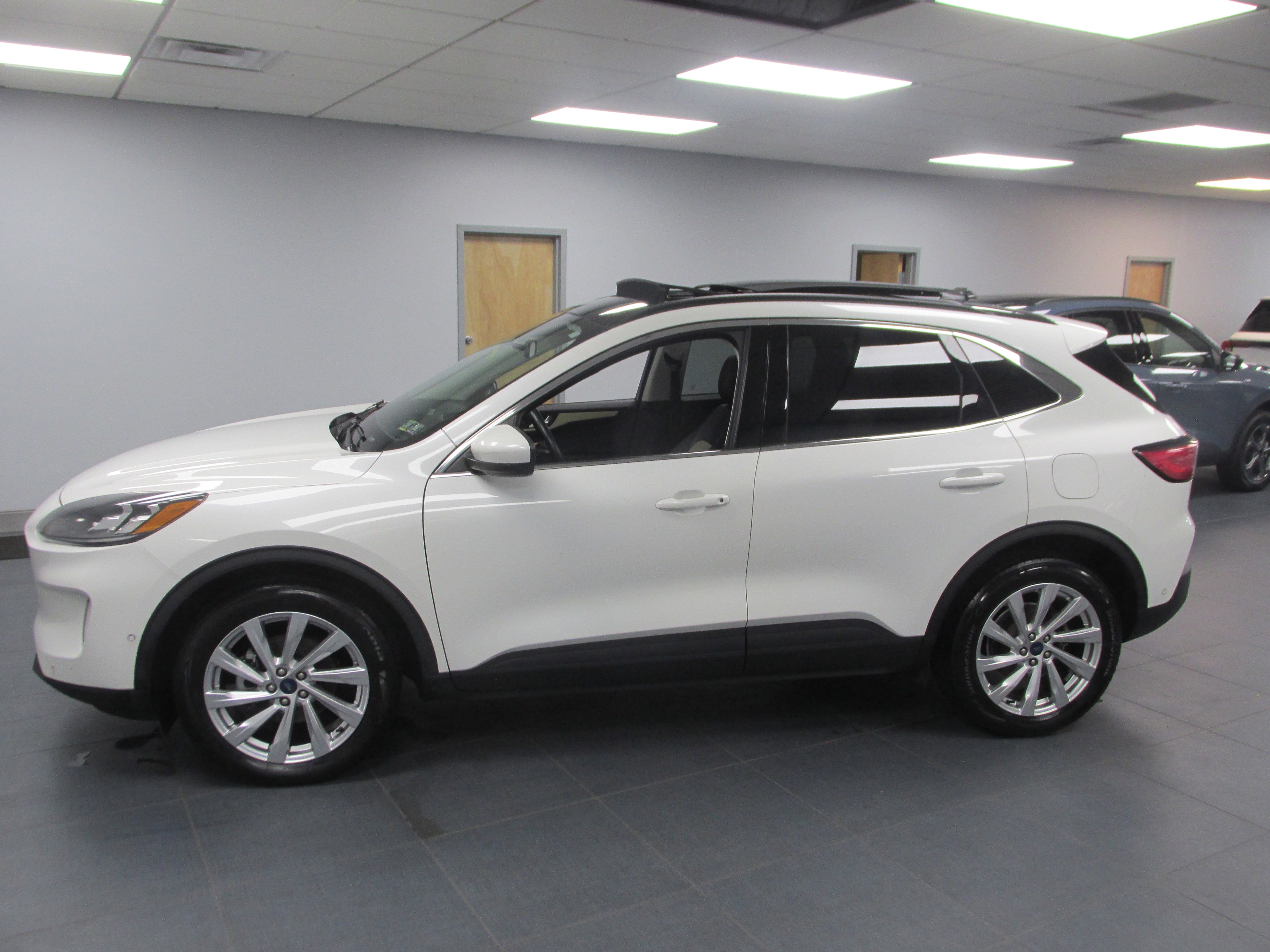 Used 2022 Ford Escape Titanium w/ Titanium Elite Package AWD/4WD image 8