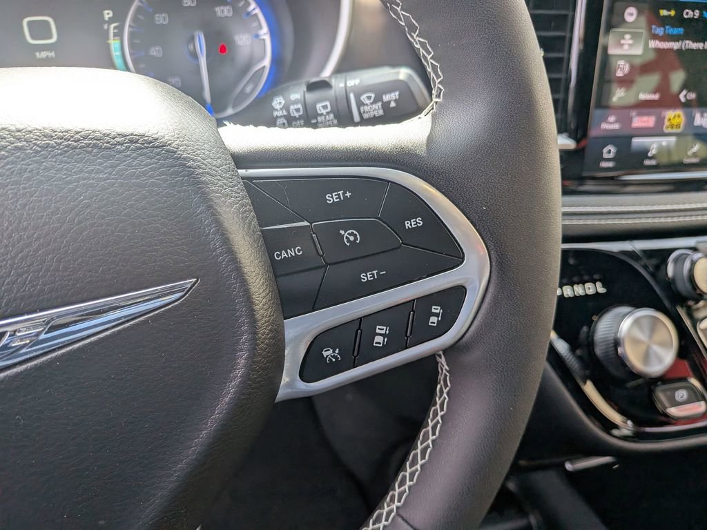 Used 2025 Chrysler Pacifica Select image 17