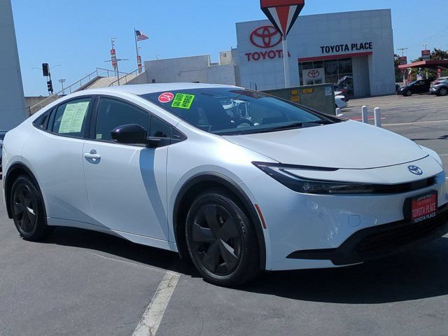 Used 2024 Toyota Prius LE FWD image 3