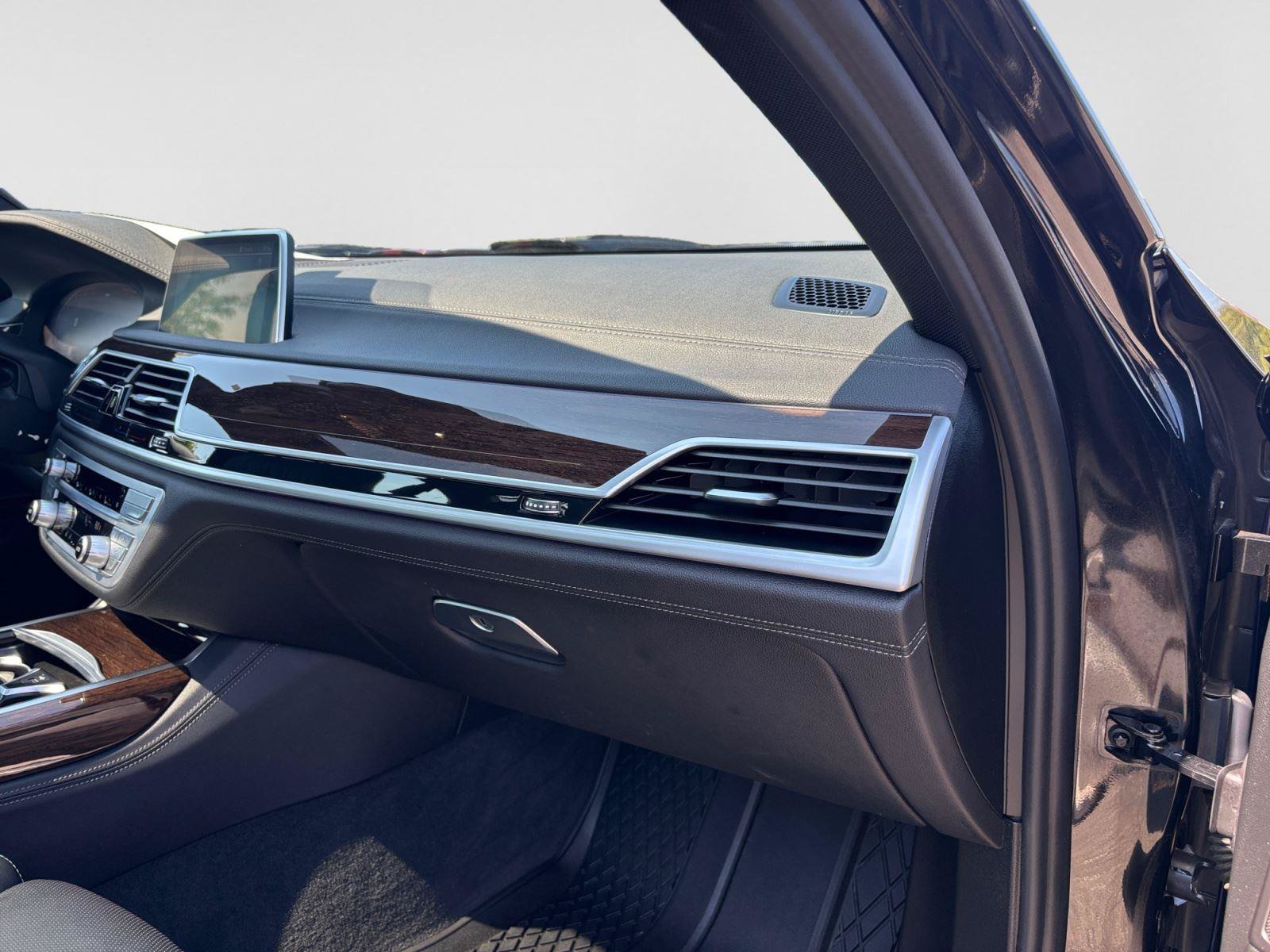 Used 2022 BMW 740i xDrive w/ M Sport Package AWD/4WD image 54