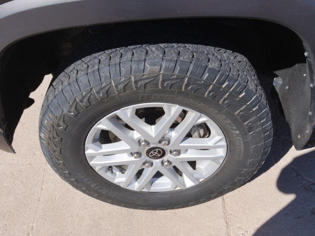 Used 2022 Toyota Tundra SR5 w/ SR5 Convenience Package AWD/4WD image 12