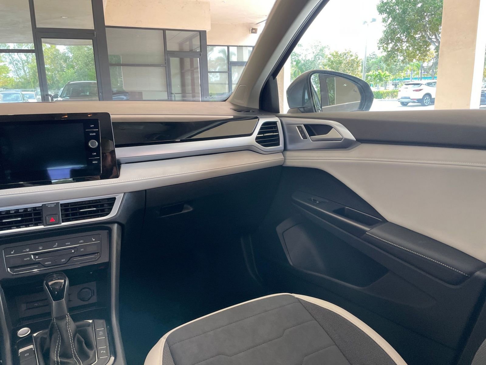 Used 2025 Volkswagen Taos SE image 29