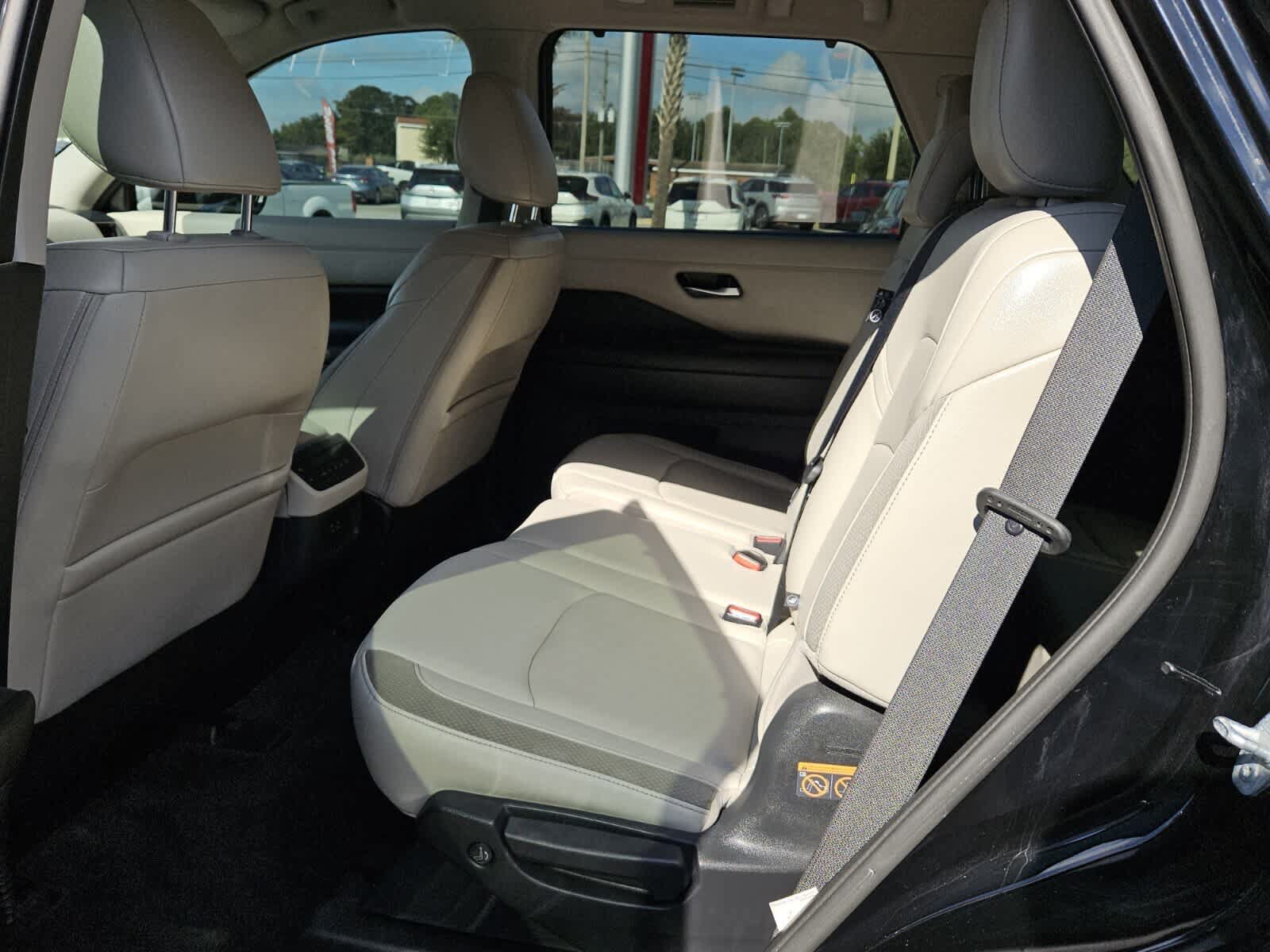 Used 2023 Nissan Pathfinder SL AWD/4WD image 4
