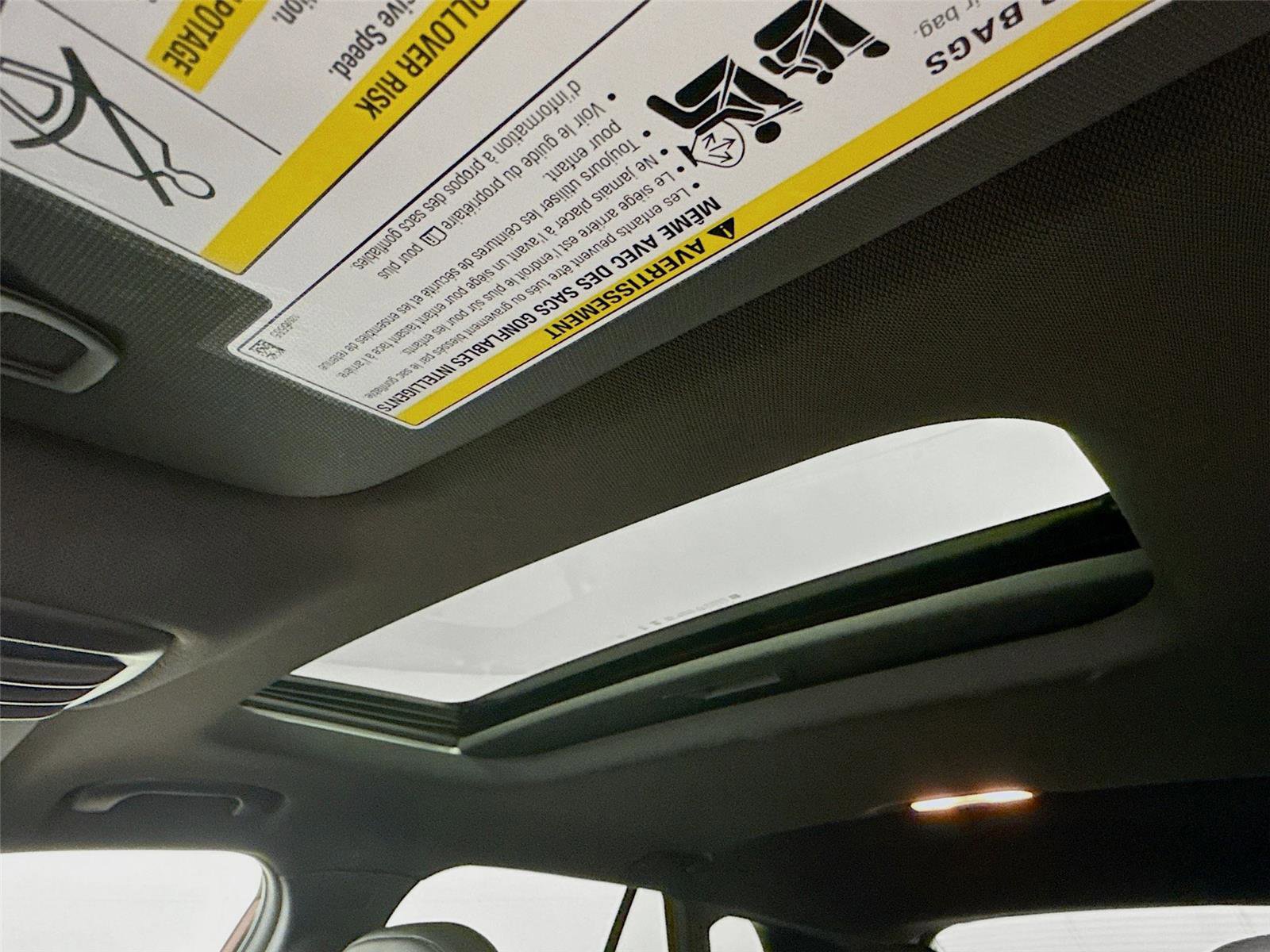 Used 2025 Chevrolet Trax RS w/ Sunroof Package FWD image 17