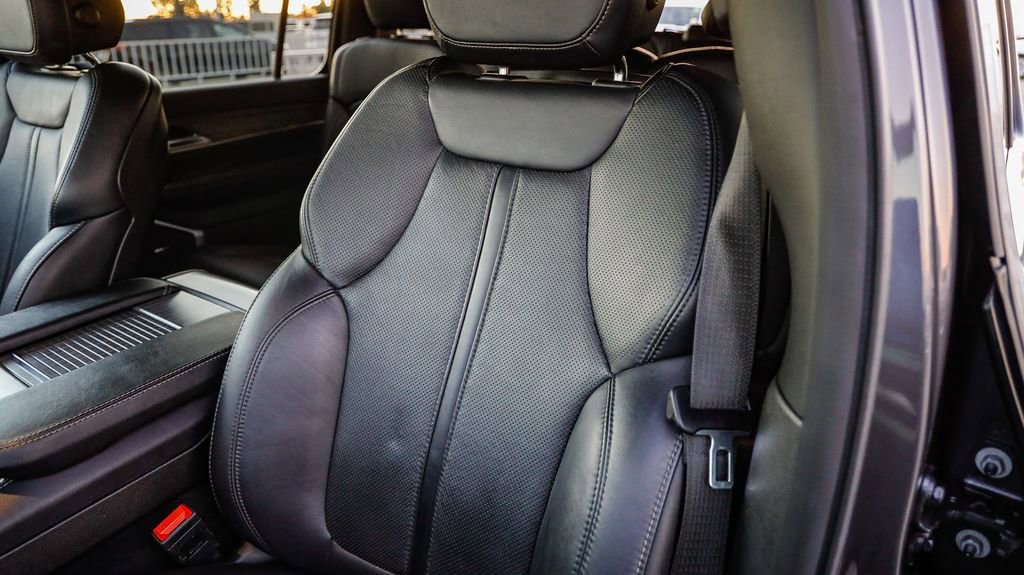 Certified 2024 Jeep Wagoneer L Series II w/ Flexible Seating Group image 26