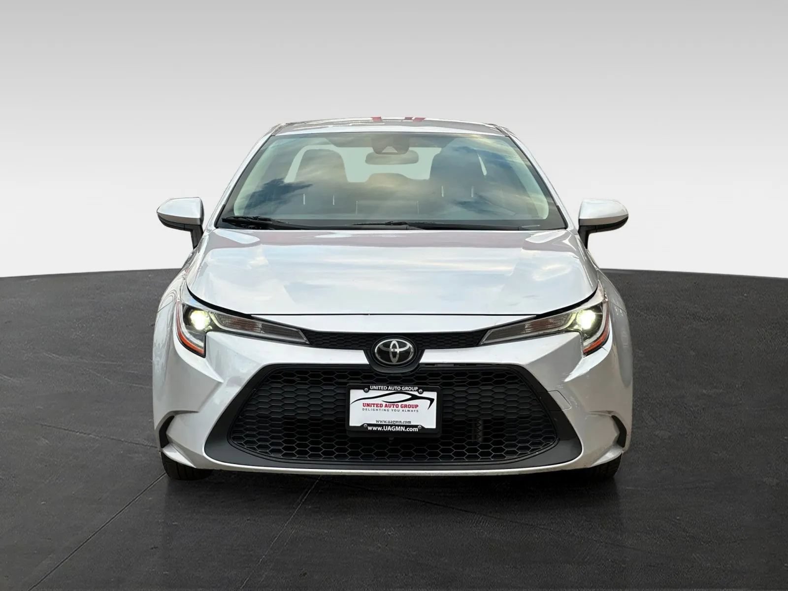 Used 2020 Toyota Corolla LE FWD image 2