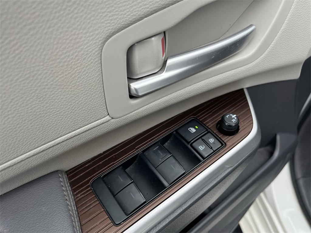 Used 2021 Toyota Sienna XLE image 23