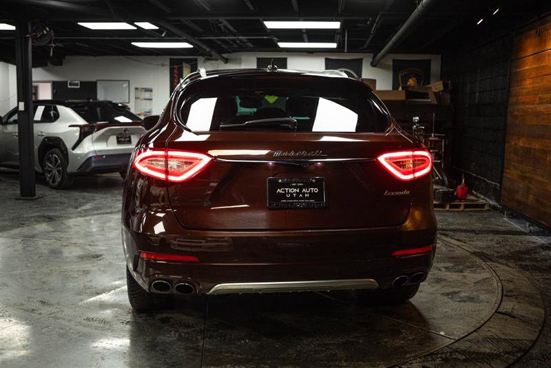 Used 2017 Maserati Levante w/ Luxury Package AWD/4WD image 6