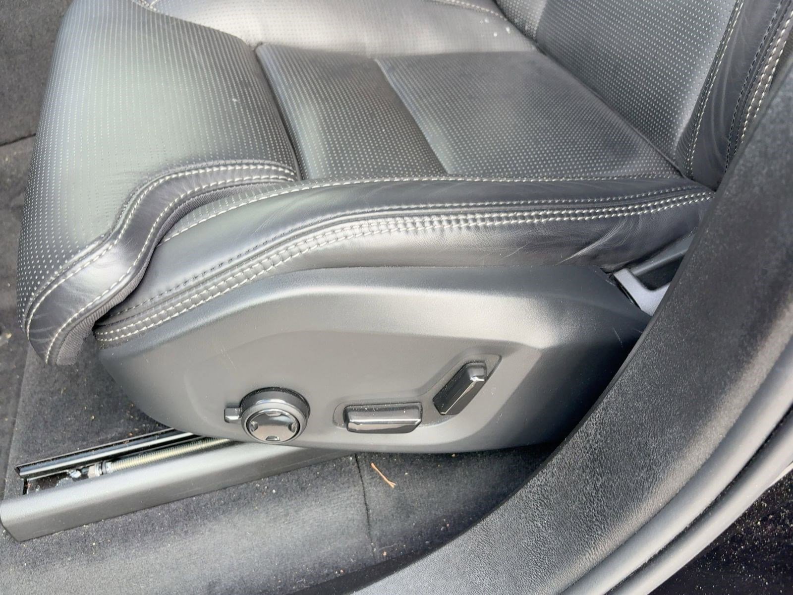 Certified 2024 Volvo XC90 T8 Ultimate w/ Protection Package Premier image 13