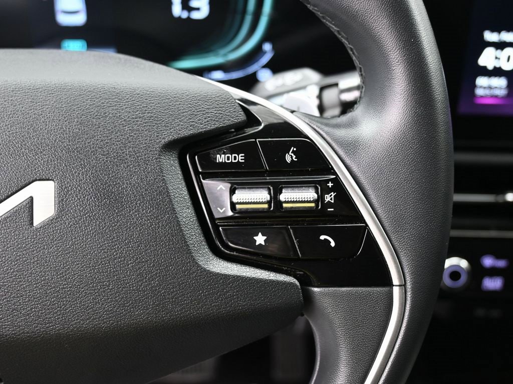 Used 2023 Kia Niro EX image 19