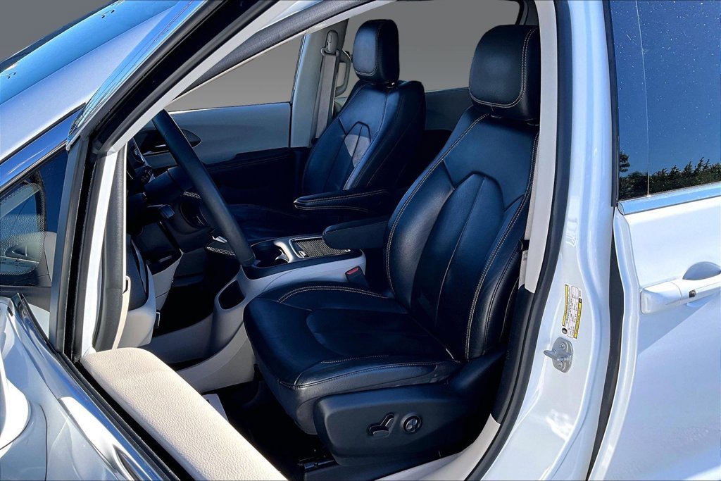 Used 2022 Chrysler Pacifica Touring-L FWD image 14