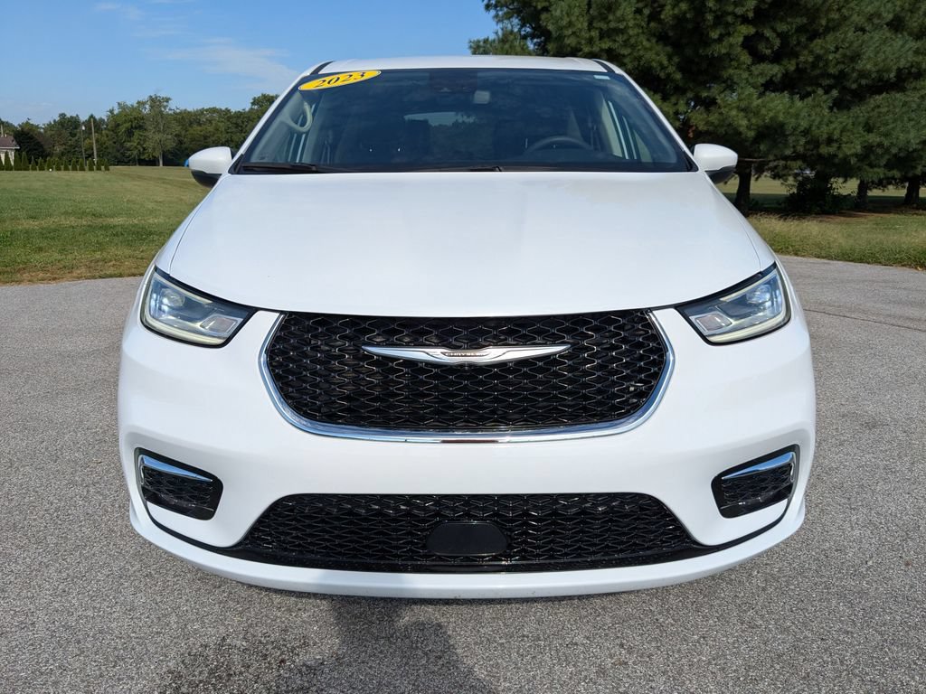 Used 2023 Chrysler Pacifica Touring-L AWD/4WD image 2