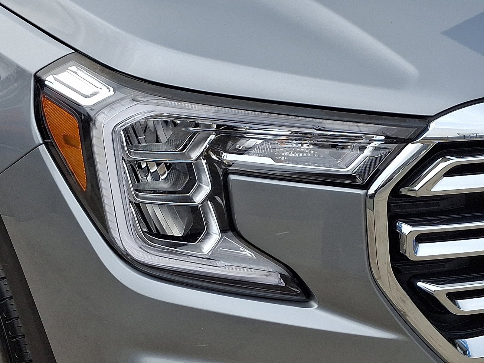 Used 2024 GMC Terrain SLT w/ Infotainment Package II image 9