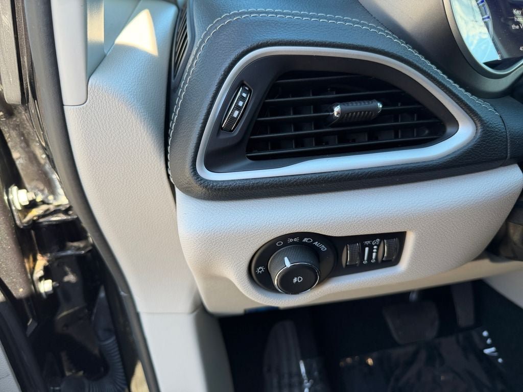 Used 2022 Chrysler Pacifica Touring-L FWD image 19