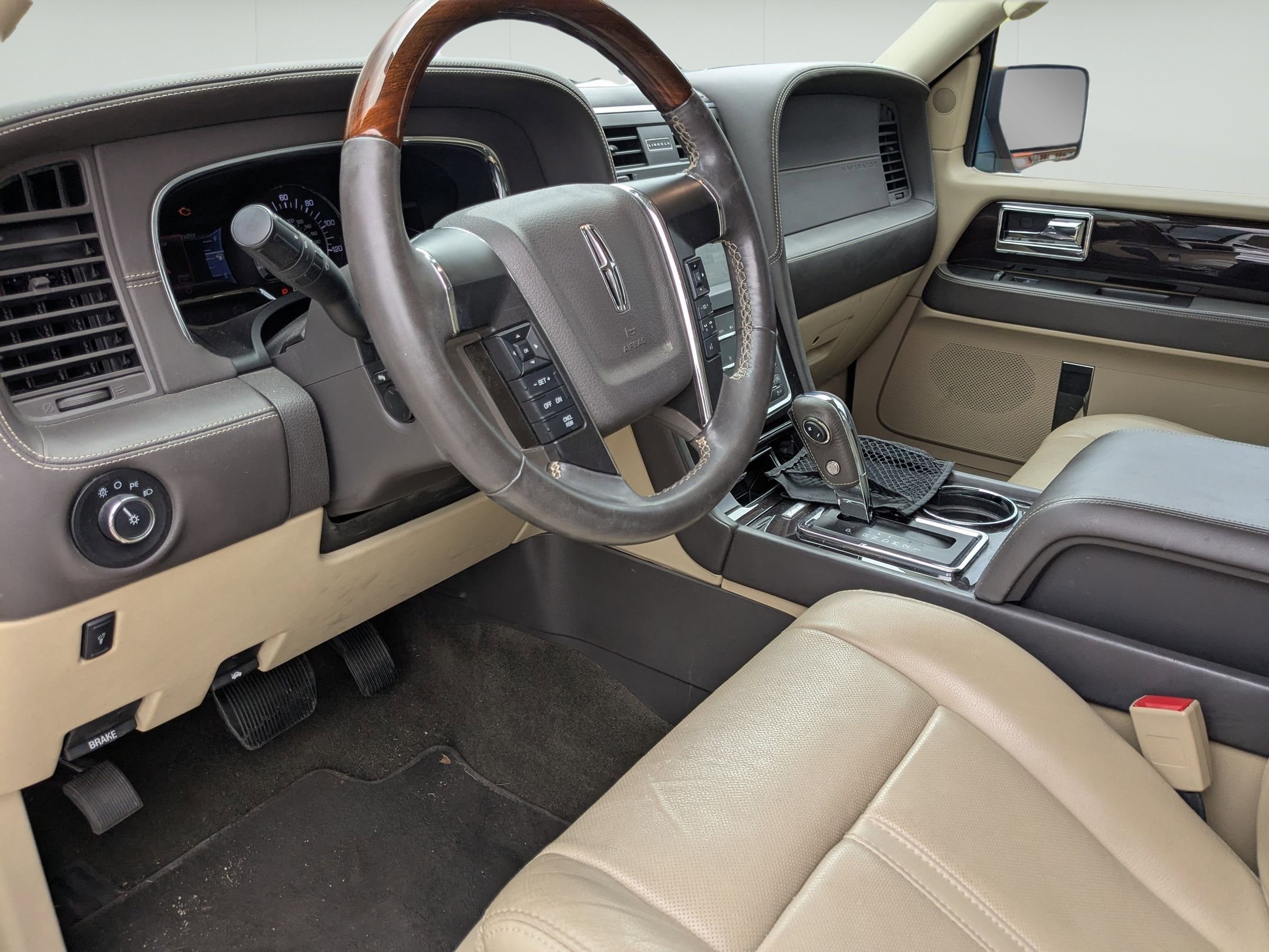 Used 2017 Lincoln Navigator Reserve RWD image 10