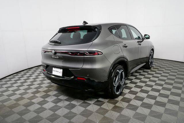 New 2026 Alfa Romeo Tonale w/ Black Premium Package AWD/4WD image 29