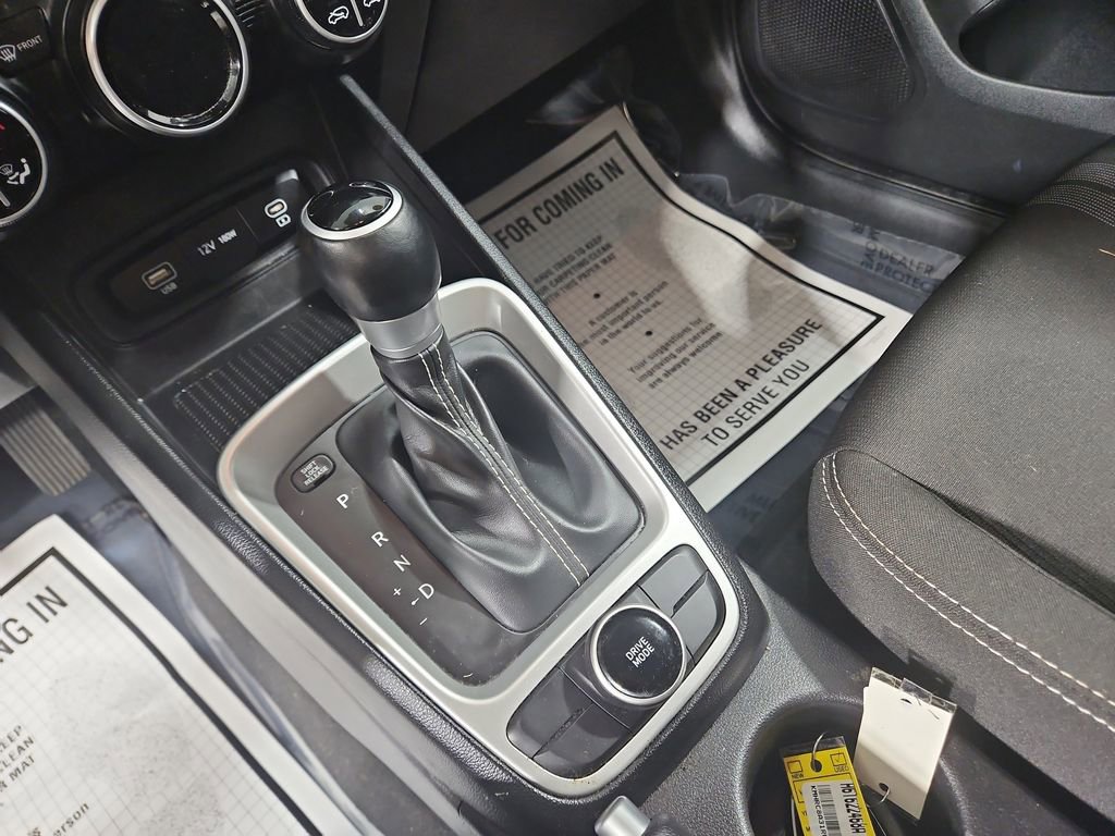 Used 2024 Hyundai Venue SEL image 24