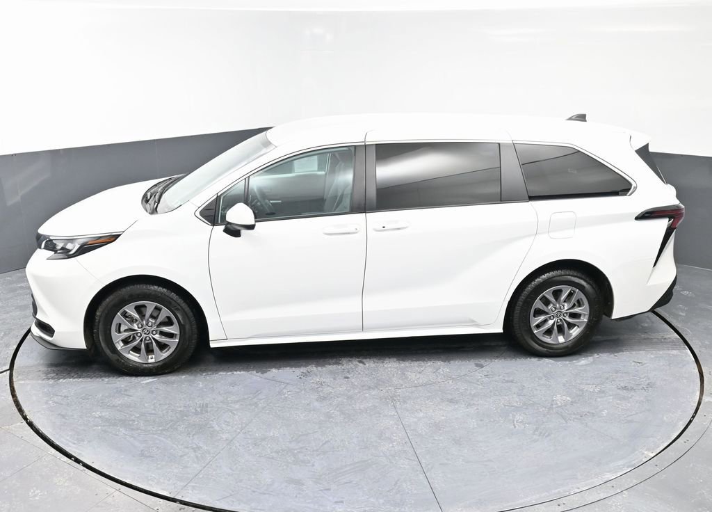 Used 2024 Toyota Sienna LE image 46