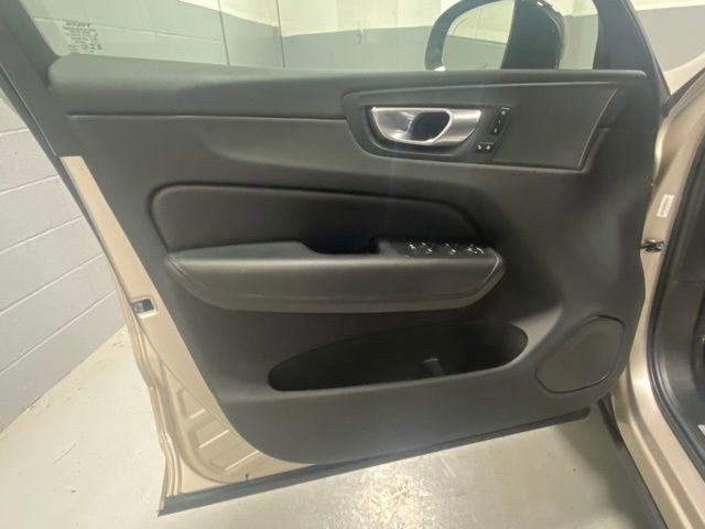 Certified 2025 Volvo XC60 B5 Plus AWD/4WD image 7