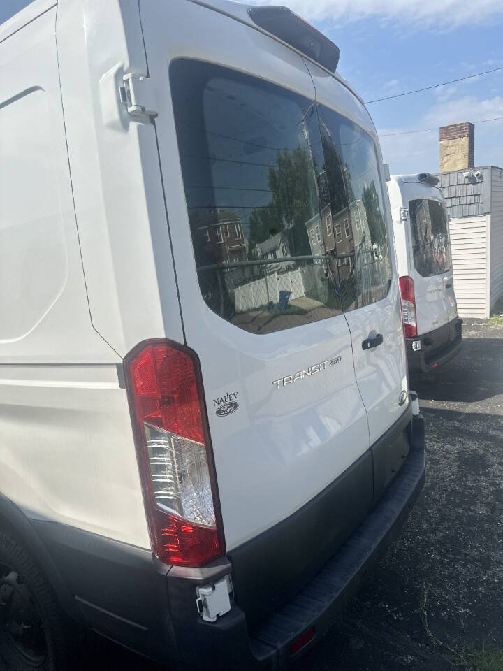 Used 2018 Ford Transit 250 130 Medium Roof RWD image 4