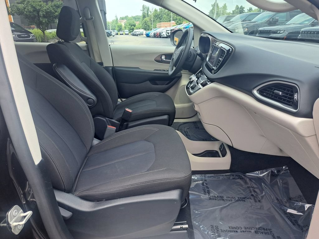 Certified 2023 Chrysler Voyager LX FWD image 33
