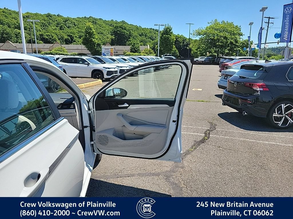 Certified 2024 Volkswagen Jetta SE w/ Panoramic Sunroof Package FWD image 43
