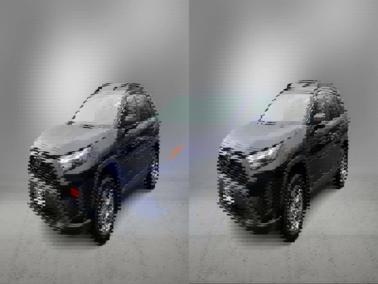 Used 2023 Toyota RAV4 XLE w/ Convenience Package image 4