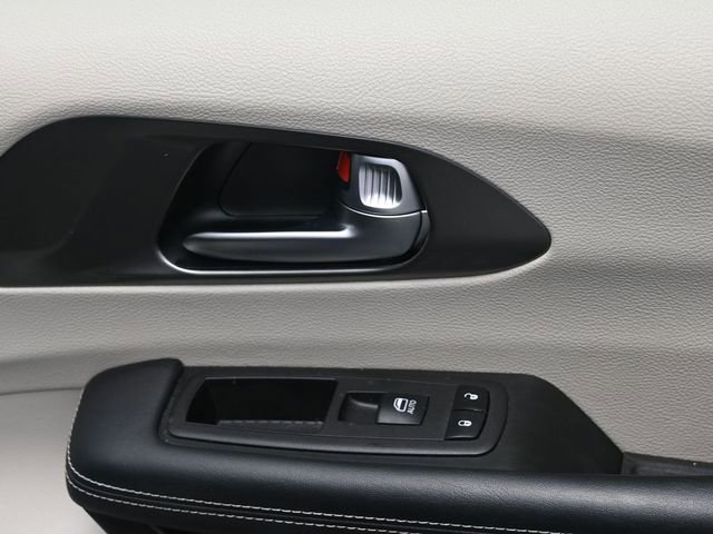 Used 2023 Chrysler Pacifica Touring-L image 35