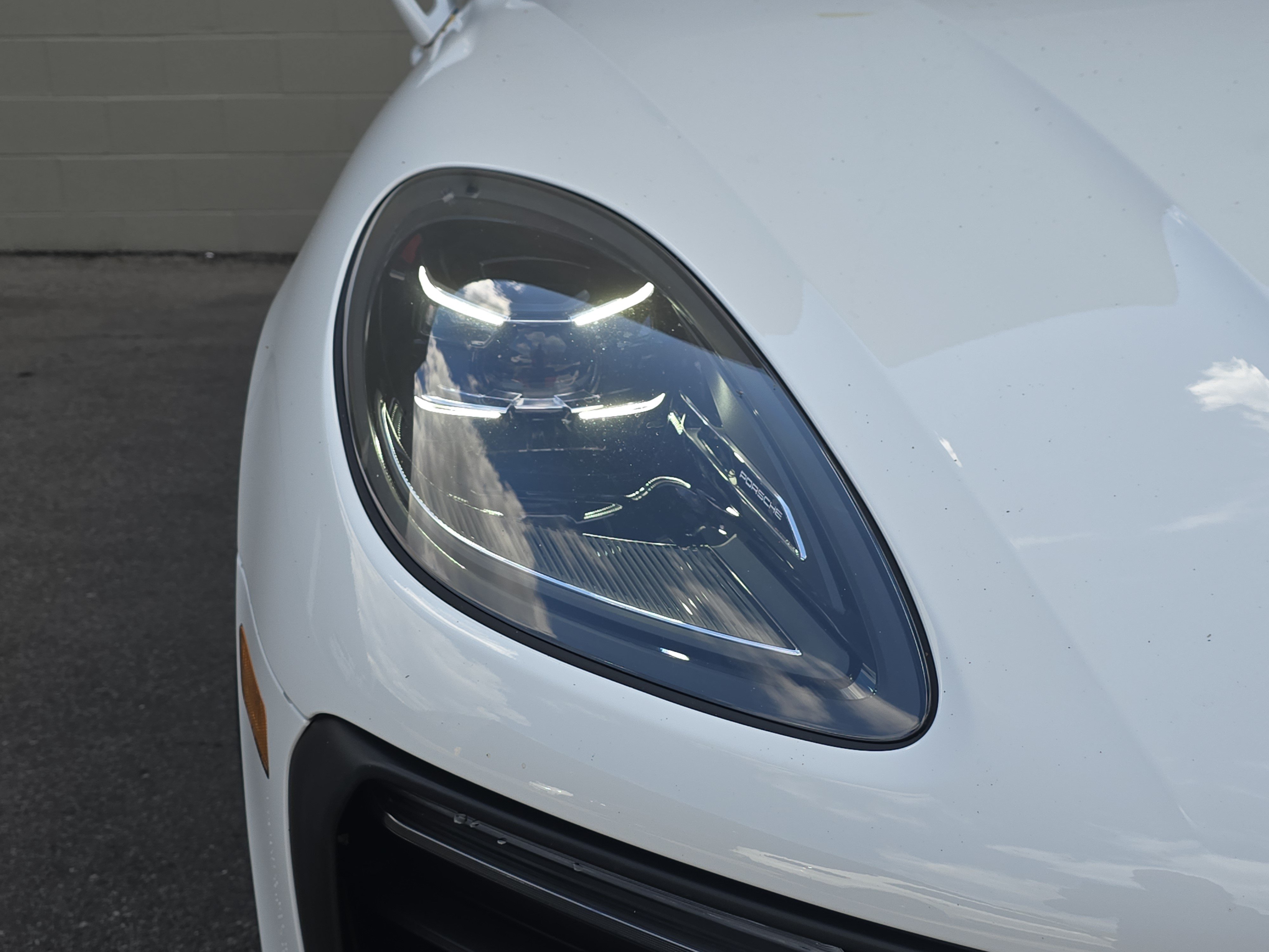 Certified 2025 Porsche Macan AWD/4WD image 11
