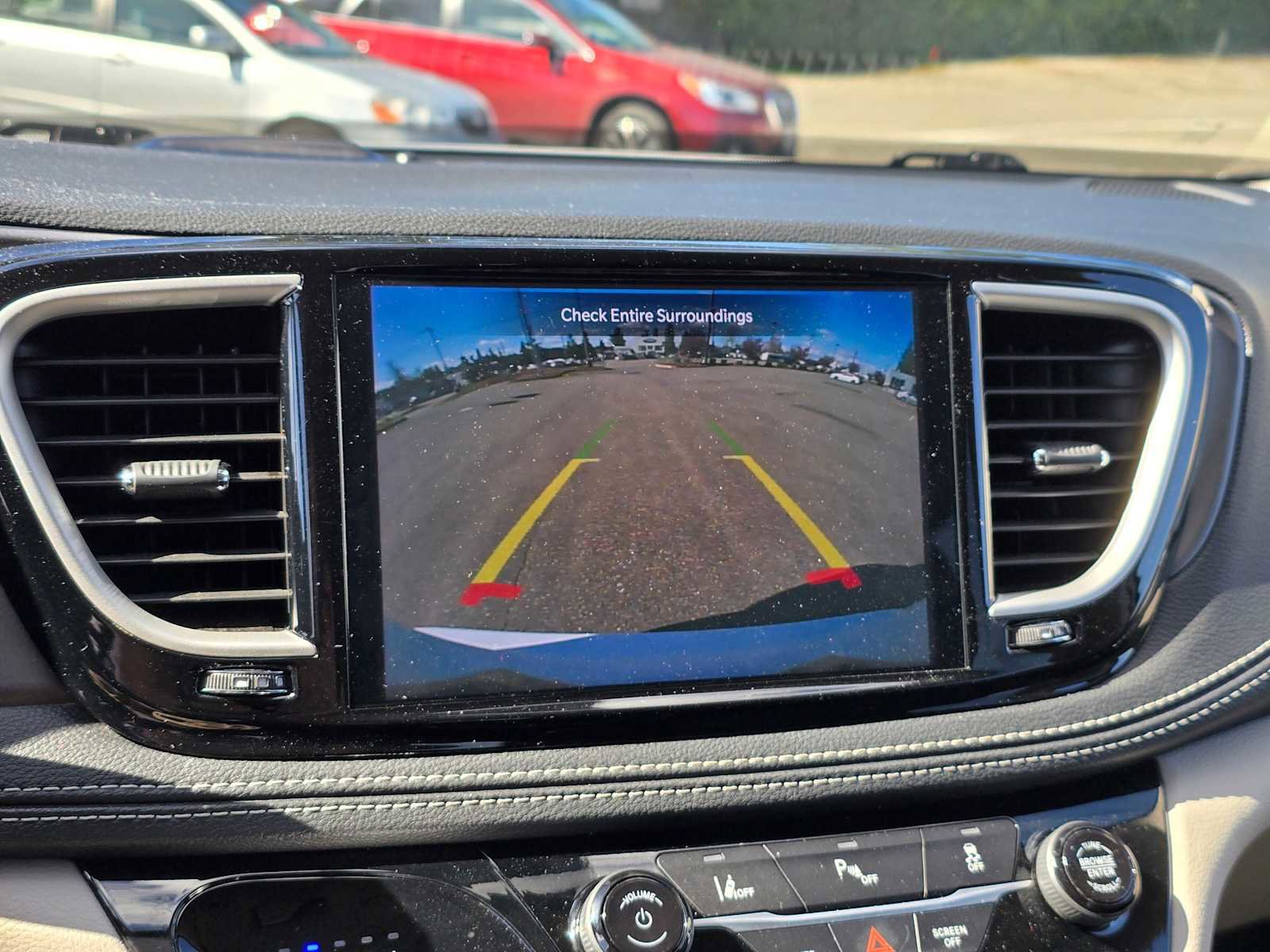 Used 2024 Chrysler Pacifica Select image 23