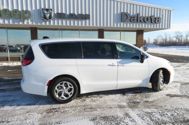 Used 2024 Chrysler Pacifica Limited w/ Trailer Tow Group image 2