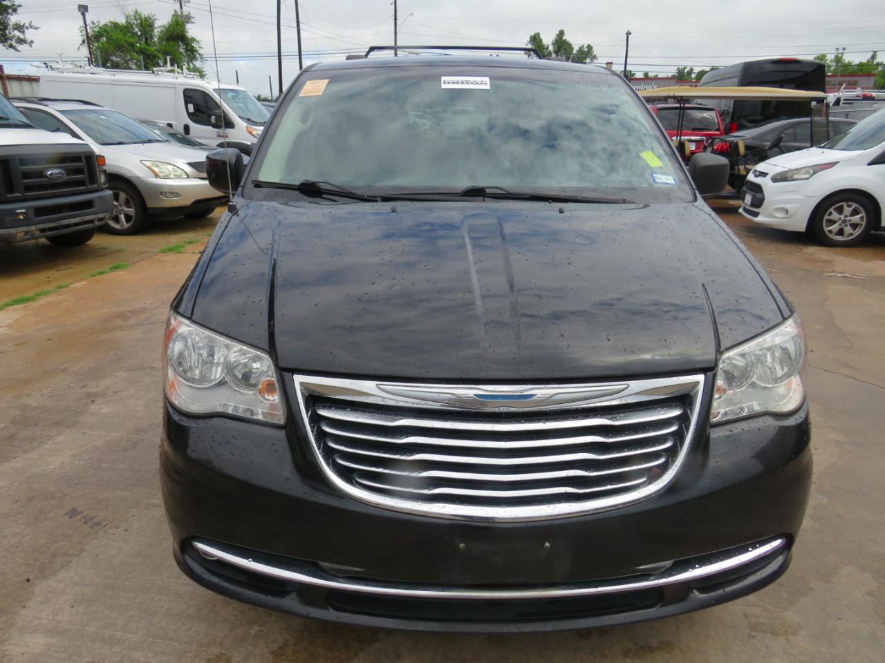 Used 2015 Chrysler Town & Country Touring FWD image 2