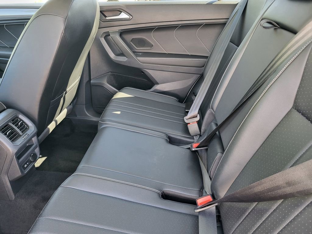 Used 2022 Volkswagen Tiguan SE w/ Panoramic Sunroof Package FWD image 12