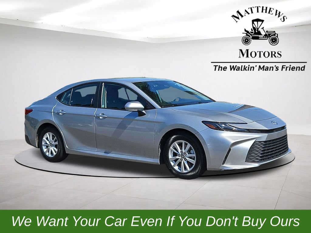 Used 2025 Toyota Camry SE FWD image 1