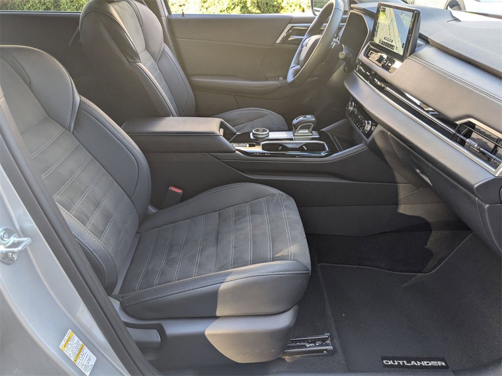Used 2025 Mitsubishi Outlander SE image 32