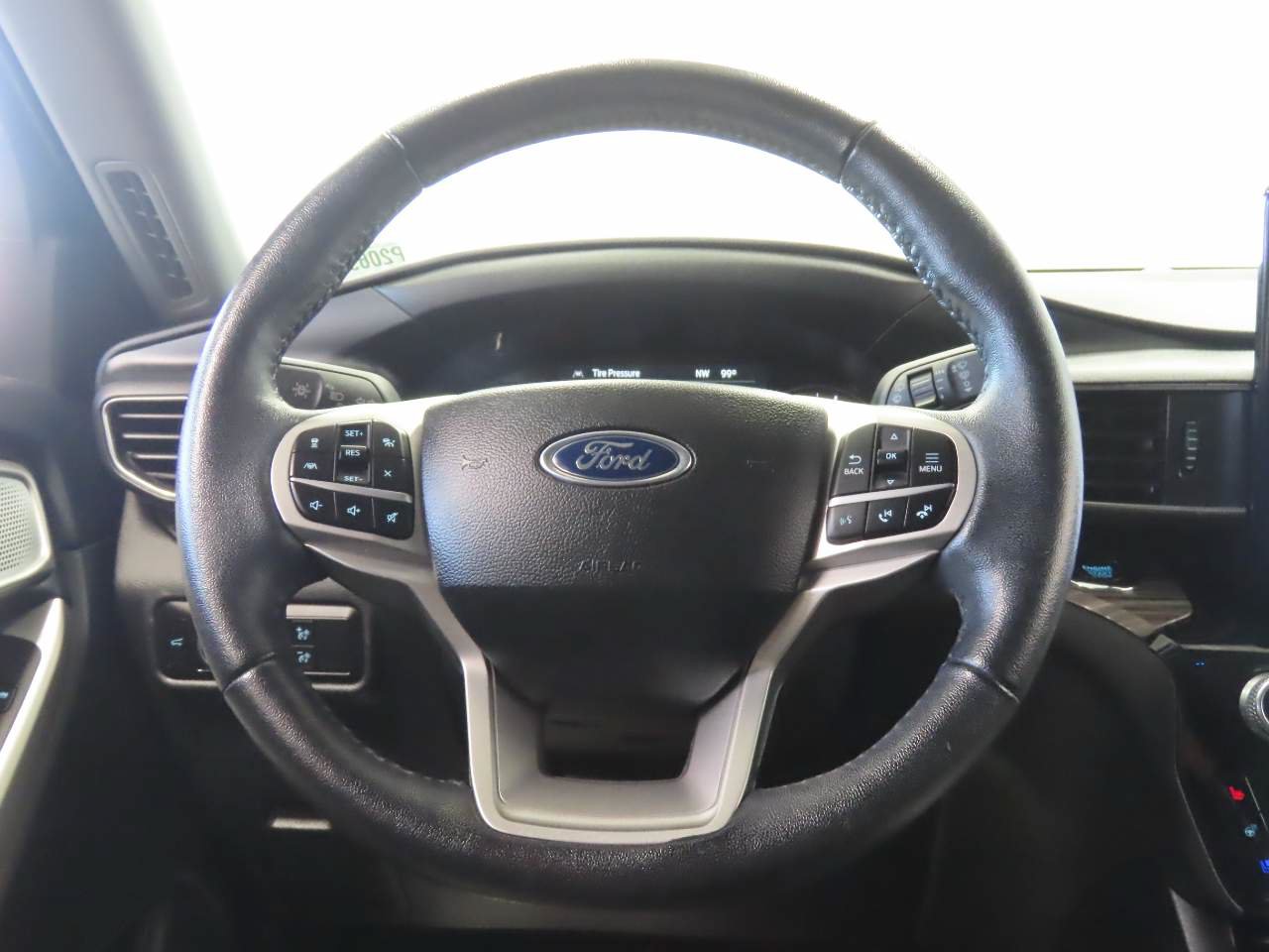 Used 2023 Ford Explorer Limited w/ Limited Technology Package RWD image 9