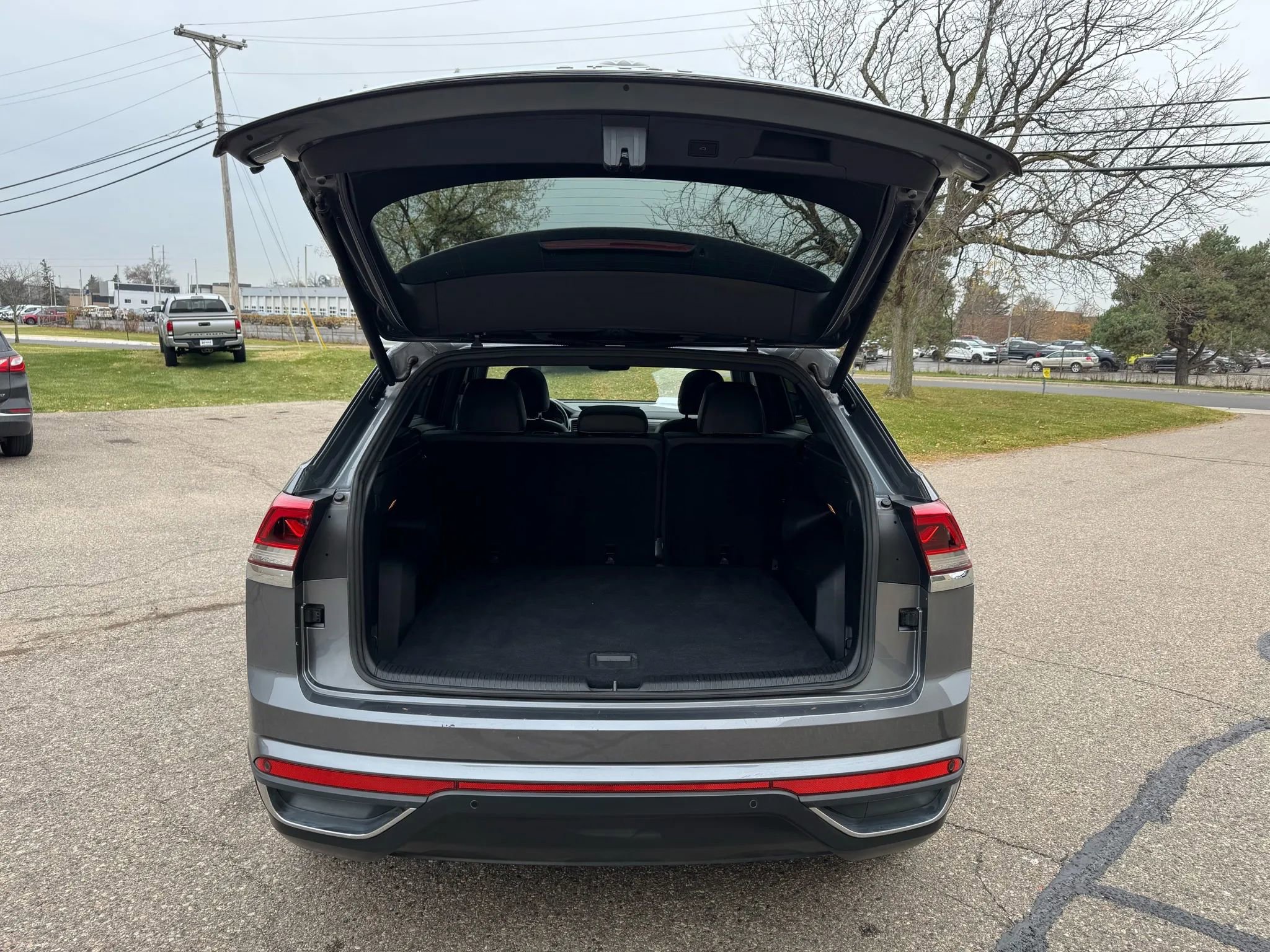 Used 2020 Volkswagen Atlas Cross Sport SE w/ Panoramic Sunroof Package image 37