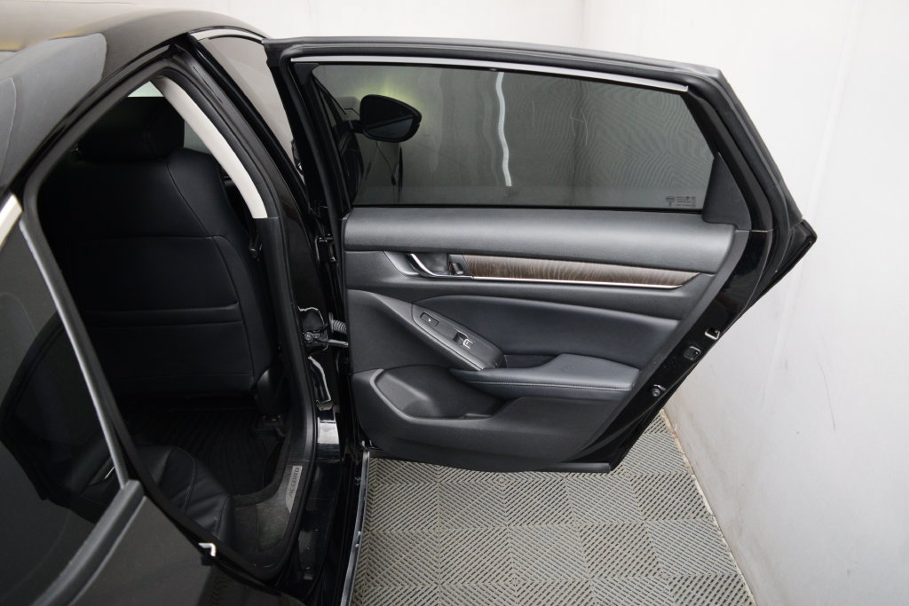 Used 2018 Honda Accord Touring image 14
