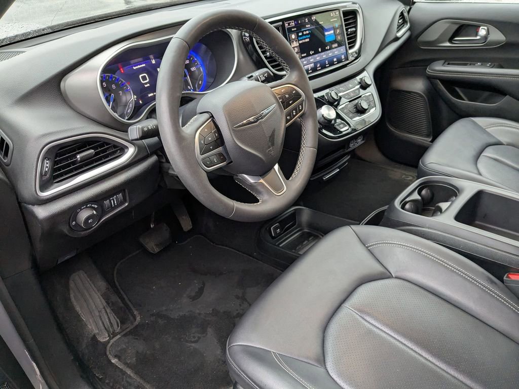 Used 2025 Chrysler Pacifica Select image 15
