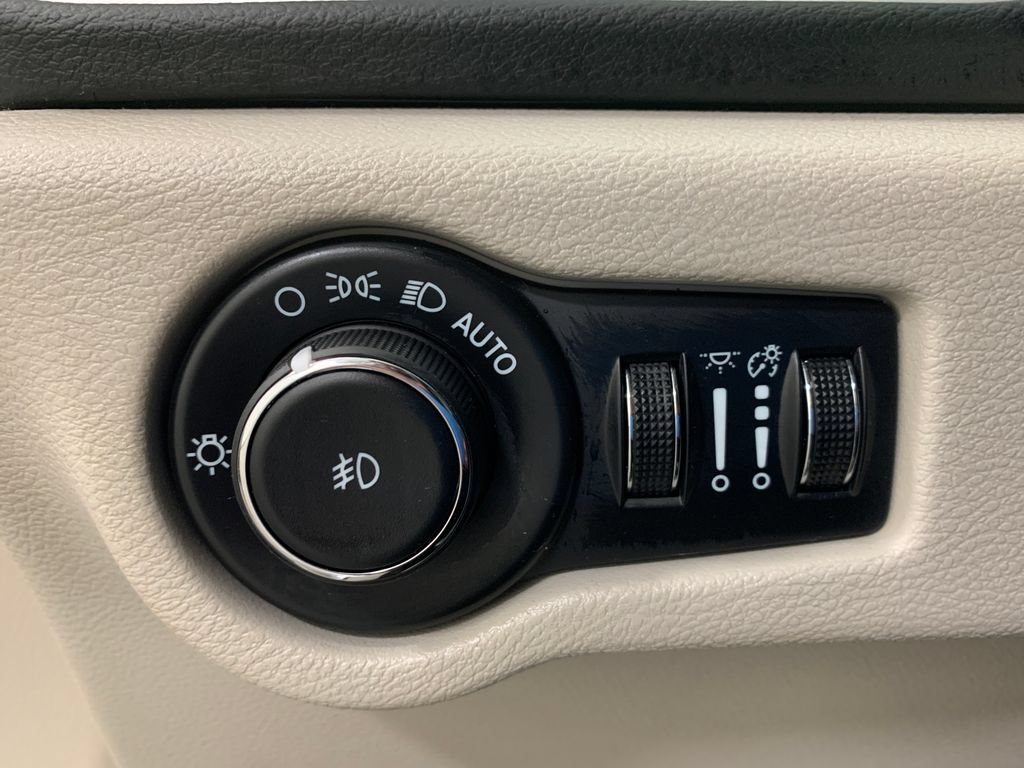 Used 2024 Chrysler Pacifica Touring-L FWD image 27