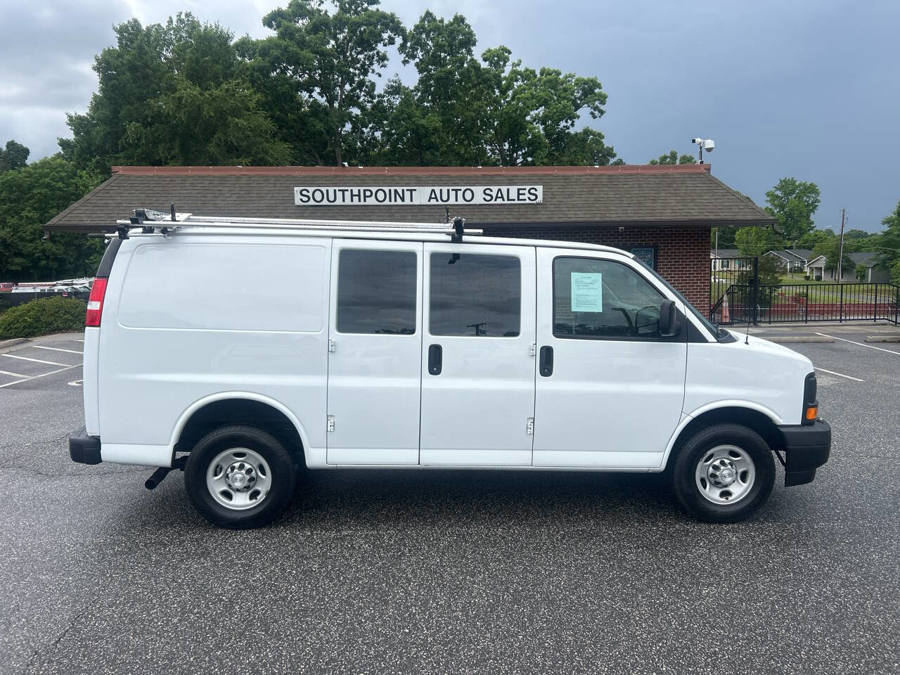 Used 2017 Chevrolet Express 2500 RWD image 2